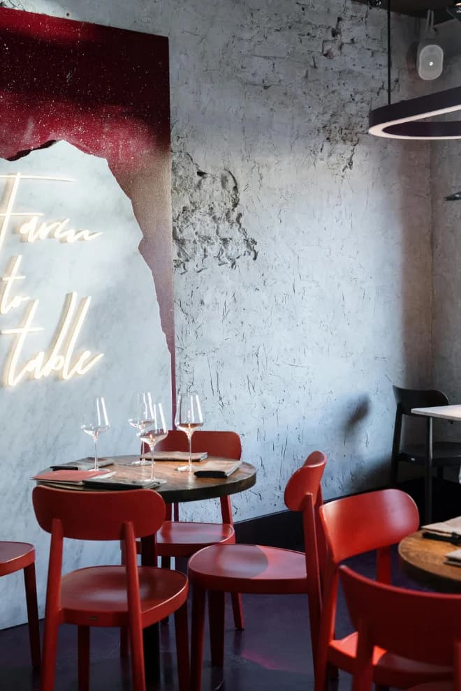 un locale moderno con tavolini rotondi